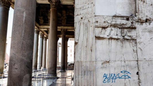 Pintaron un grafiti en el Panteón: "Las cámaras estaban fuera de servicio"