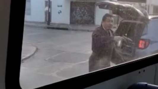 Un automovilista amenazó con un arma a un colectivero y los pasajeros terminaron todos en el piso