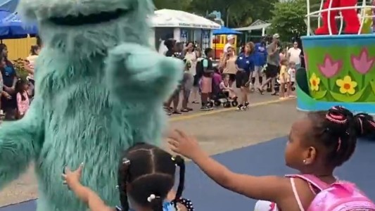Racismo en un parque de diversiones: un personaje le negó el saludo a dos niñas negras