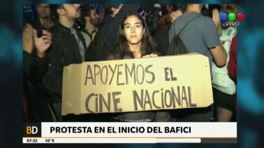 Protesta en la puerta del cine Gaumont durante el Festival BAFICI por el conflicto en el INCAA