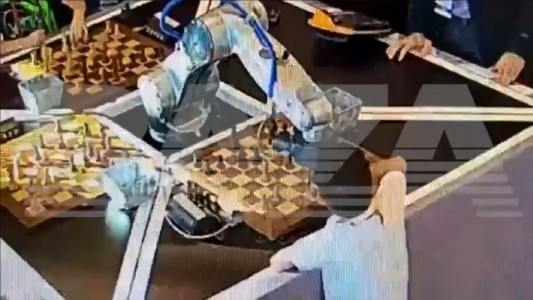 Robot que juega ajedrez le quebró un dedo a un nene de 7 años en plena partida