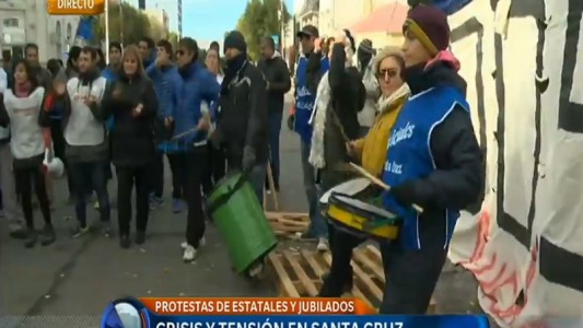 Acampe de estatales y jubilados en Santa Cruz