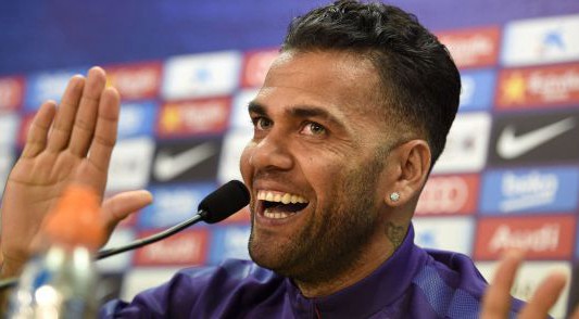 Dani Alves: "Tengo un pie, la cabeza y más de medio cuerpo fuera del Barcelona"