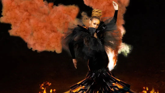 Todo por una foto: modelo casi se quema viva por lucir un vestido - #FlashChat