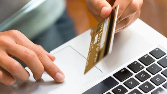 El Banco Central endureció las condiciones para financiar consumos con tarjeta de crédito en dólares