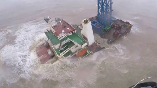 Encuentran cuerpos de 25 víctimas de desastre de grúa flotante en sur de China