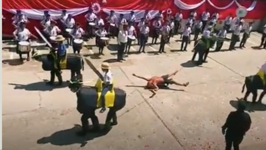 Perú: recrearon el desmembramiento de Túpac Amaru en un acto escolar - #FlashChat