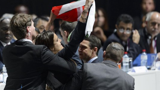Momento incómodo para Blatter: dos mujeres interrumpieron el congreso de FIFA