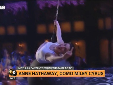 Notable actuación de Anne Hathaway imitando a Miley Cyrus