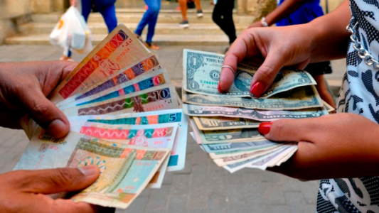 Cuba comprará dólares en el mercado paralelo con el fin de restablecer un mercado cambiario