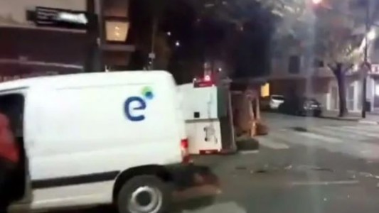Una ambulancia volcó en Palermo tras chocar con una camioneta: hay heridos
