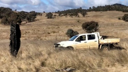 Fotos: cayó del espacio y quedó clavado en su campo