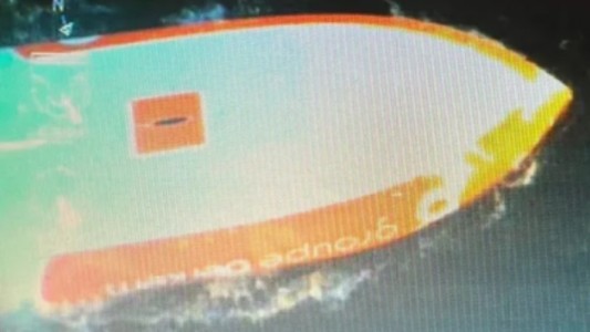 "Rescate al filo de lo imposible": sobrevivió 16 horas en el mar bajo su velero volcado gracias a una burbuja de aire