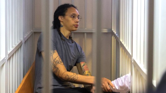Condenan a 9 años de cárcel a la jugadora de básquet Brittney Griner por contrabandear aceite de cannabis