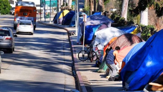 Los Ángeles: prohíben que los "sin techo" acampen a menos de dos cuadras de escuelas