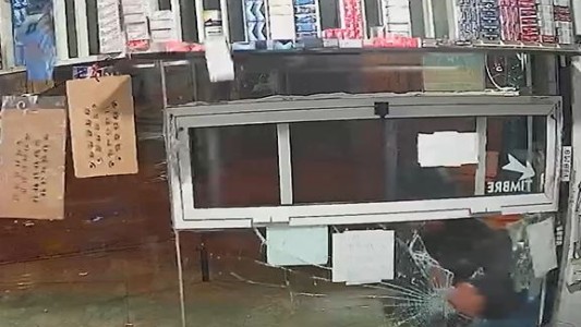 Destrozó el vidrio de un kiosco a topetazos para llevarse la caja registradora - #REC
