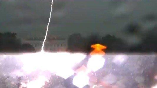Video: un rayo mató a dos turistas a metros de la Casa Blanca