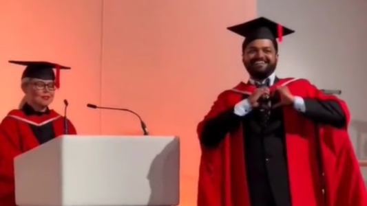 Pura ternura: se robó las miradas en la graduación de su padre - #FlashChat