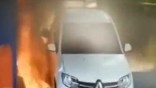 Video: cargaba nafta, prendió un cigarrillo y casi provoca una tragedia