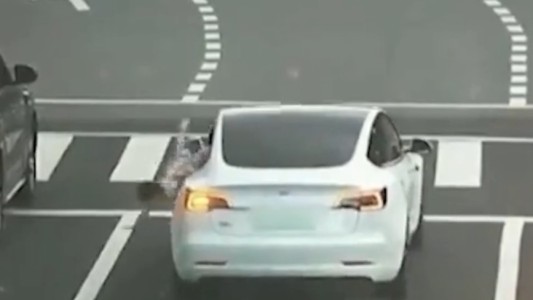 Video: una nena salió volando de la ventana de un auto en plena avenida