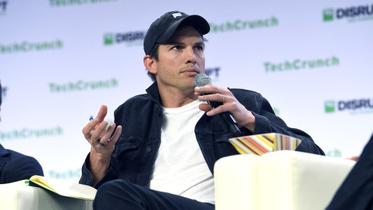 Ashton Kutcher reveló que sufrió una extraña enfermedad autoinmune que lo dejó sin ver ni oír