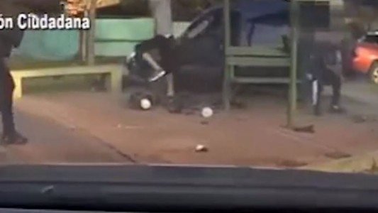 Persecución de película: vendían droga, huyeron y chocaron contra una parada de colectivos - #REC