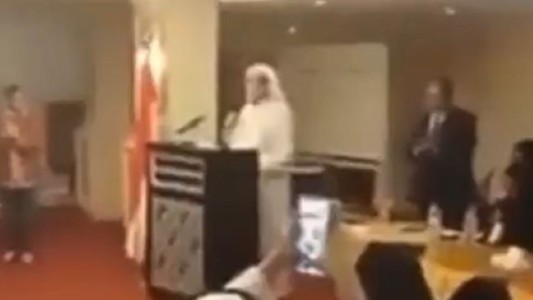 Video: un embajador de Arabia Saudita murió mientras daba un discurso