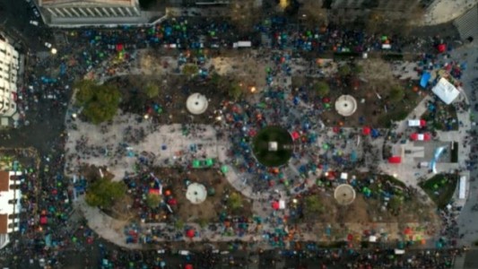 Continúa el acampe de organizaciones piqueteras de izquierda en Plaza de Mayo