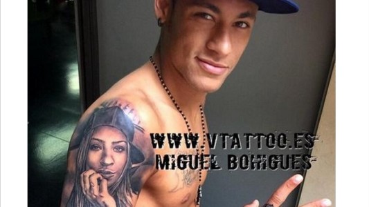 Neymar se tatuó a su hermana Rafaella en el brazo