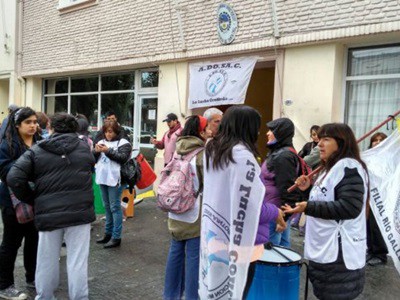 Docentes santacruceños toman el Ministerio de Economía y amenazan con quedarse hasta cobrar