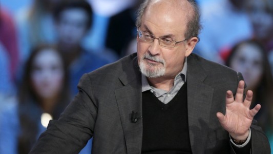Ataque a Salman Rushdie: está con respirador, el hígado afectado y puede perder un ojo