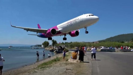 Scíathos: el paraíso griego donde los aviones aterrizan sobre los turistas - #FlashChat