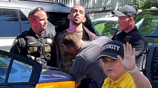 Ataque a Rushdie: detuvieron al hombre que lo apuñaló