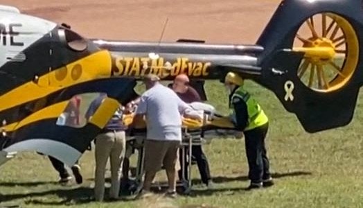 Salman Rushdie da primeras señales de recuperación tras ser apuñalado