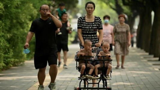 Por la baja histórica de natalidad, China anuncia beneficios para que las familias tengan más hijos