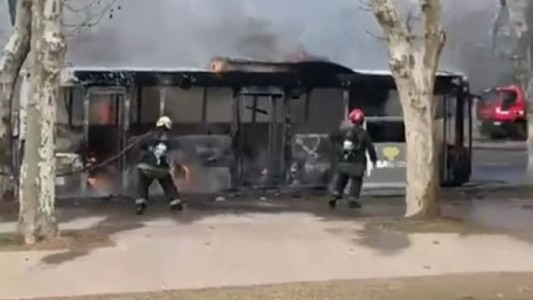 Video: un colectivo de la línea 10 se prendió fuego en Palermo