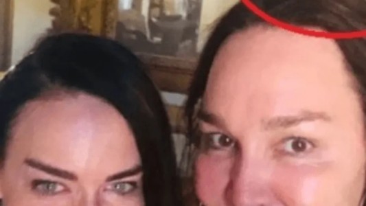 Se mudó a una casa de 800 años, se sacó una selfie y apareció algo aterrador