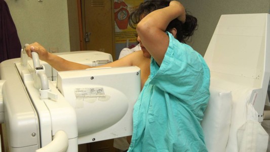 Un estudio asocia contaminación con aumento de riesgo de cáncer de mama tras la menopausia