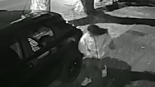 Video: adolescente que sale a cartonear tajeó las ruedas a varios autos