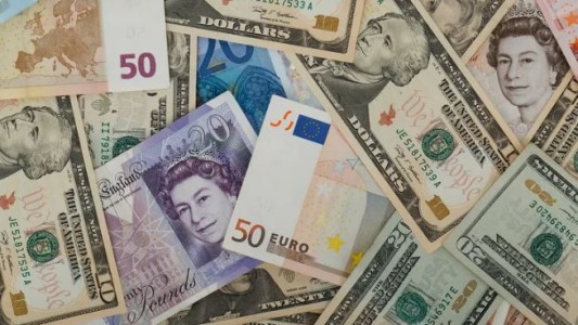 El euro se ubicó por primera vez en 20 años por debajo del dólar