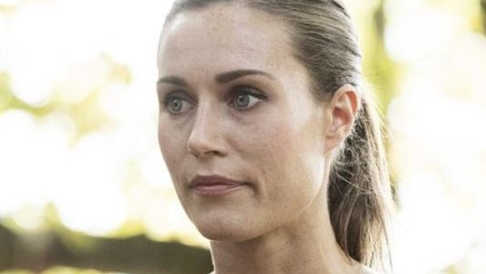 La primera ministra de Finlandia pidió disculpas por la foto de dos mujeres semidesnudas besándose en la residencia oficial