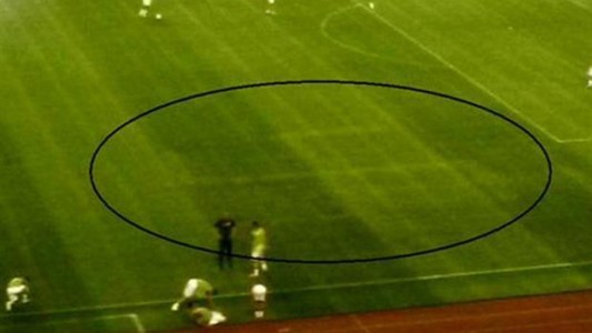Investigan quién dibujó la esvástica sobre el césped en el Croacia vs. Italia