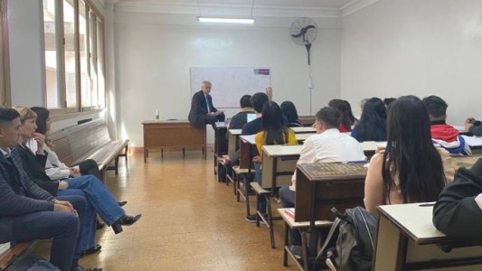 Alberto Fernández dio clases en la Facultad de Derecho y permanece sin agenda pública