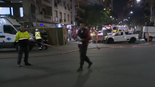 Cortaron el tránsito en Recoleta porque una retroexcavadora perforó un caño de gas