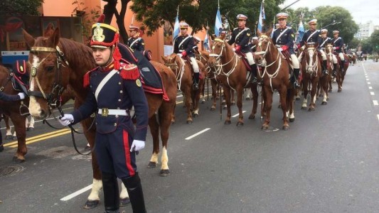 Desfile militar y aviones en los festejos por el 25 de Mayo