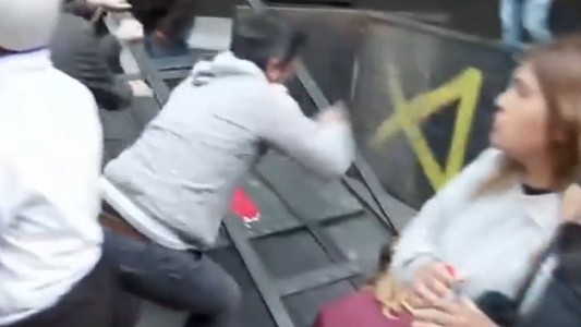 Tensión en Recoleta: manifestantes derribaron las vallas y hubo incidentes con la Policía