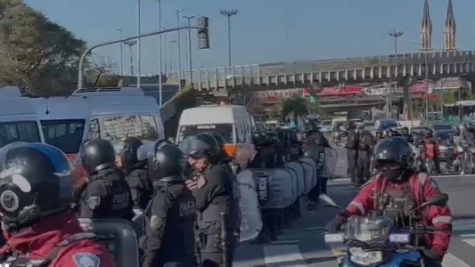 Prestadores y transportistas en discapacidad reclaman el pago de su trabajo junto a familiares