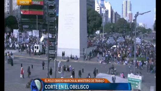 Corte en el Obelisco en reclamo de una suba de 40% en los planes sociales y "trabajo genuino"