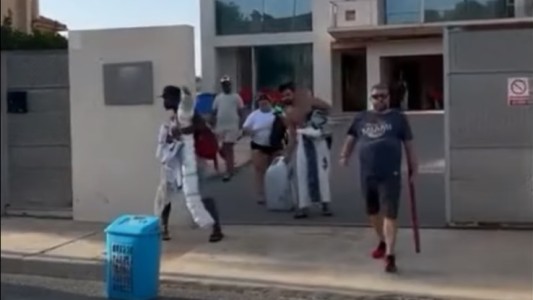 Video: le usurparon la casa y los sacó a los palazos con unos amigos