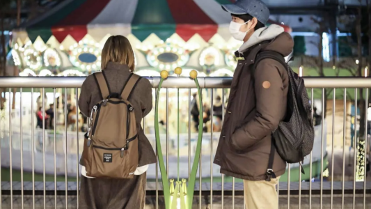 "Básicamente, me alquilo": la historia del joven al que le pagan por "estar" y no hacer nada